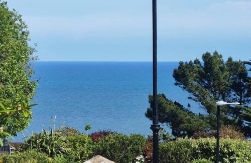 Meads Apartment | Seaside studio for business or holiday travellers