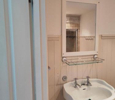 Meads Apartment | Seaside studio for business or holiday travellers