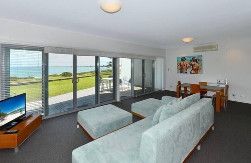 Mandurah House | Seaside Villa 10.1