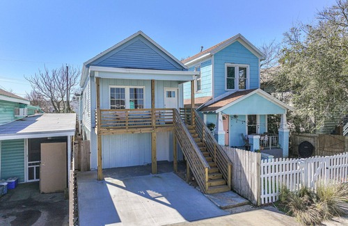 San Jacinto House | Seaside Villa-Walk to beach! nClose to attractions!