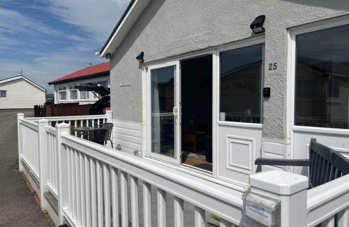 Bridlington Ski Chalet | SeasideEscape-2Br-Sleeps4-Parking-PetsOK-Fireplace