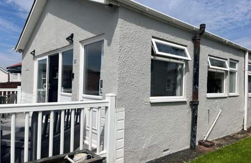Bridlington Ski Chalet | SeasideEscape-2Br-Sleeps4-Parking-PetsOK-Fireplace