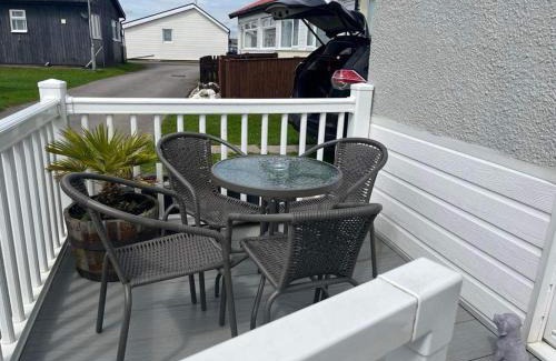 Bridlington Ski Chalet | SeasideEscape-2Br-Sleeps4-Parking-PetsOK-Fireplace