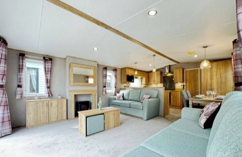 Felixstowe Cabin | SeasideEscape-6 Guests-IndoorPool-Garden-Bbq-Beach