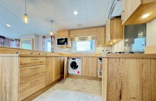 Felixstowe Cabin | SeasideEscape-6 Guests-IndoorPool-Garden-Bbq-Beach