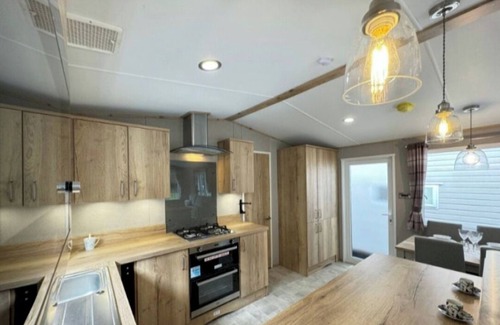 Felixstowe Cabin | SeasideEscape-6 Guests-IndoorPool-Garden-Bbq-Beach