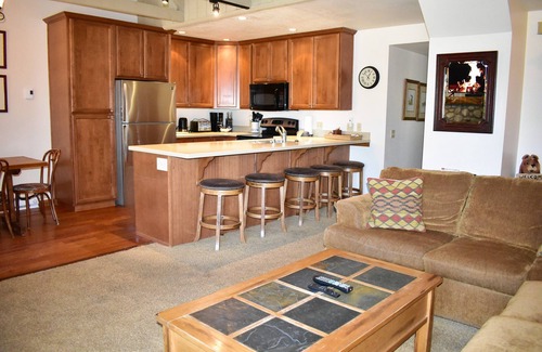 Mammoth Lakes Condo | Seasons 4 158 Mountain View close to shuttle, hot spa, game room, Canyon Lodge and bike path