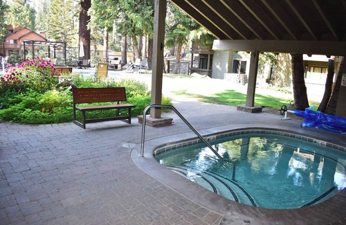 Mammoth Lakes Condo | Seasons 4 158 Mountain View close to shuttle, hot spa, game room, Canyon Lodge and bike path
