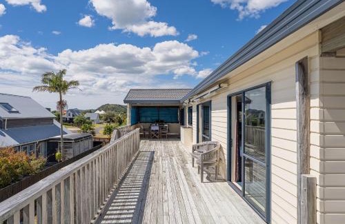 Matarangi House | Seaspray Retreat - Matarangi Holiday Home