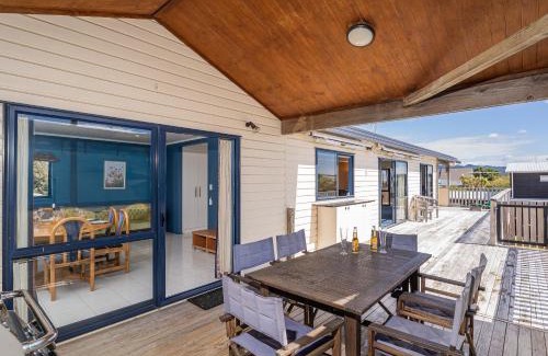 Matarangi House | Seaspray Retreat - Matarangi Holiday Home