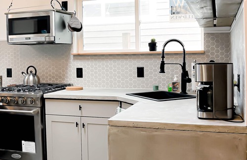 Mann House | Seattle Luxury 2BR House with Off-Street Parking