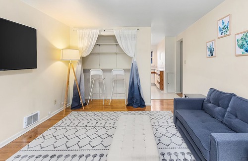 East Queen Anne Apartment | Seattle's Apricot Crown - 87 Walkscore