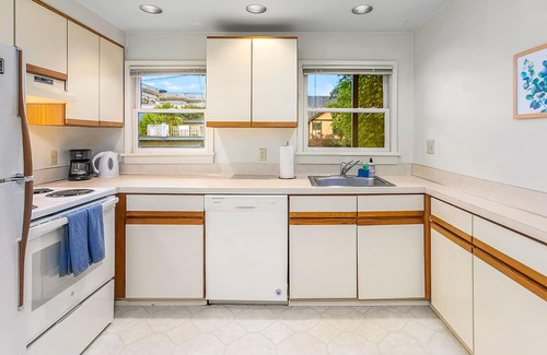 East Queen Anne Apartment | Seattle's Apricot Crown - 87 Walkscore