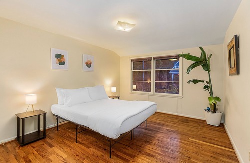 East Queen Anne Apartment | Seattle's Peach Crow 87 Walkscore