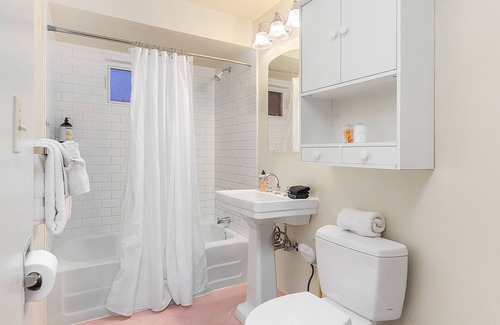 East Queen Anne Apartment | Seattle's Peach Crow 87 Walkscore