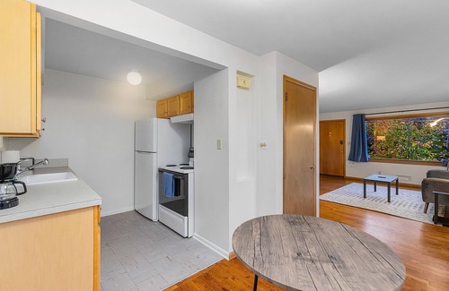East Queen Anne Apartment | Seattle's Peach Crow 87 Walkscore