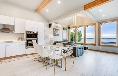 North Admiral House | Seattle Sanctuary w/Sweeping Views, Walk to Beach