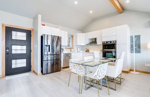 North Admiral House | Seattle Sanctuary w/Sweeping Views, Walk to Beach