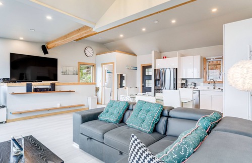 North Admiral House | Seattle Sanctuary w/Sweeping Views, Walk to Beach