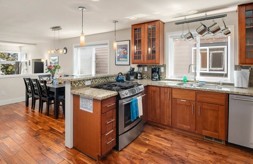 Mann House | Seattle Vacation Home: Bravo House - Luxury 3 bed/2.5bath, great location