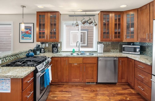 Mann House | Seattle Vacation Home: Bravo House - Luxury 3 bed/2.5bath, great location