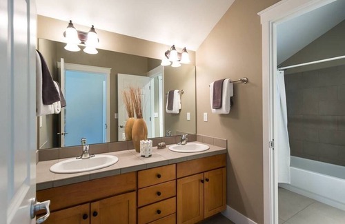 Mann House | Seattle Vacation Home: Off The Wall