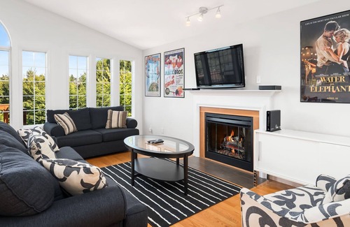 Mann House | Seattle Vacation Home: The Big Top - Modern 5 bedroom, gameroom, sleeps 20