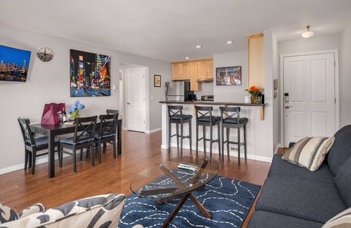 Mann Apartment | Seattle Vacation Home: Thomas Lodge "New York" - Bright & Comfy 2 Bed/2 Bath