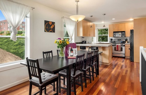 Mann House | Seattle Vacation Home: The Library - 4 bedroom house, great location, sleeps 12