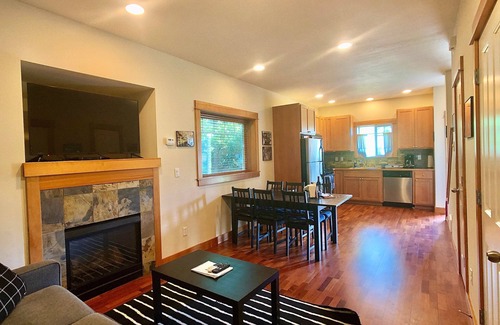 Mann House | Seattle Vacation Home: The Market - Modern 2 bed craftsman, great location