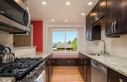 Madrona House | Seattle Vacation Home: The Autobahn