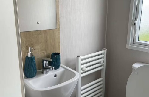 Heysham House | Seaview Caravan – 1 Min Walk to Beach, Peaceful Stay with Sunset Deck