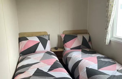 Heysham House | Seaview Caravan – 1 Min Walk to Beach, Peaceful Stay with Sunset Deck