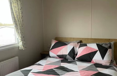 Heysham House | Seaview Caravan – 1 Min Walk to Beach, Peaceful Stay with Sunset Deck