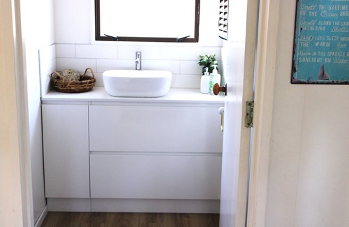 Mokau House | Seaview Cottage. A cosy relaxing cottage, close to Mokau.