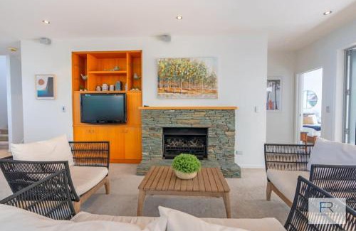 Castor Bay House | Seaview Haven in Castor Bay
