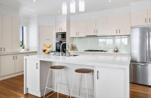 Torquay House | Seaview Haven: Pet Friendly near Fisherman’s Beach