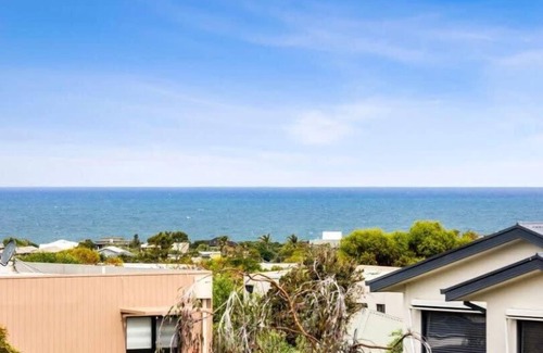Torquay House | Seaview Haven: Pet Friendly near Fisherman’s Beach