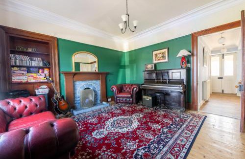 Nairn House | Seaview House - A Traditional Home by the Beach