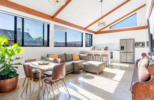 Kiama House | Seaview Lane Hideaway ~ Captivating coastal escape by the sea