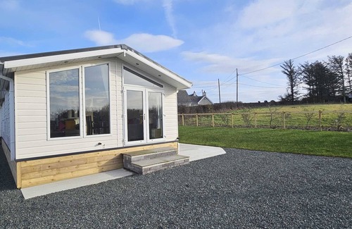 Cylch-Y-Garn Ski Chalet | Seaview Lodge Chalet Church Bay - sleeps 4 guests in 2 bedrooms