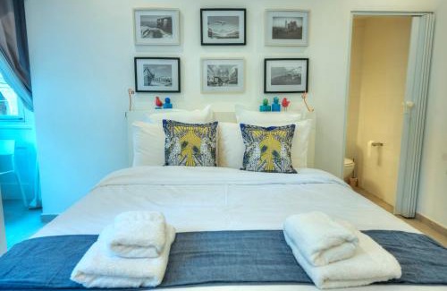 Sliema House | Seaview Sliema 30 seconds to High Street & Ferry, 2x Double En-suite Bedrooms, Modern Whole Traditional Townhouse, Kitchen, Living Area, & Roof Terrace