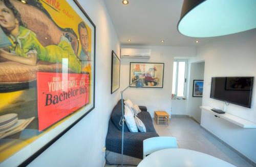 Sliema House | Seaview Sliema 30 seconds to High Street & Ferry, 2x Double En-suite Bedrooms, Modern Whole Traditional Townhouse, Kitchen, Living Area, & Roof Terrace
