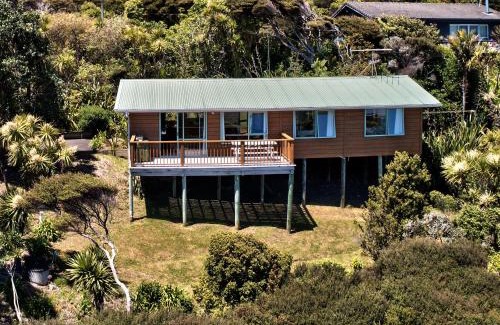 Piha House | Seaview, Sun and Surf - Piha Holiday Home
