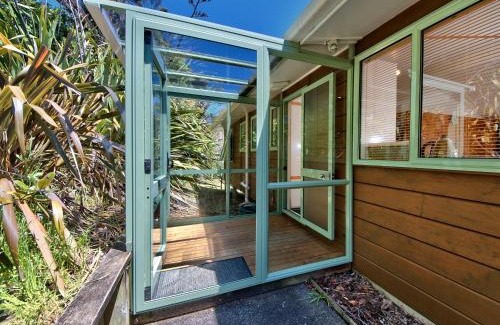 Piha House | Seaview, Sun and Surf - Piha Holiday Home