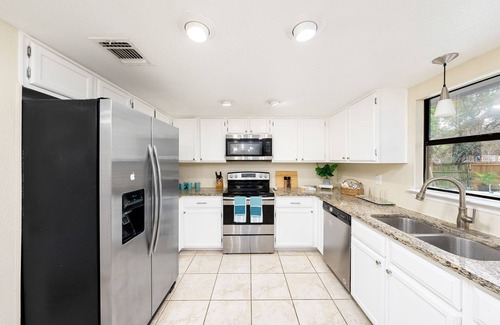 West San Antonio House | SeaWorld > > Family Getaway 2 Night FREE *Military