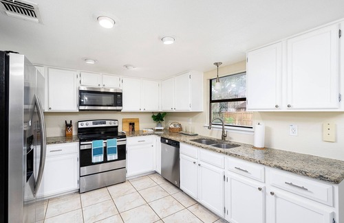 West San Antonio House | SeaWorld > > Family Getaway 2 Night FREE *Military