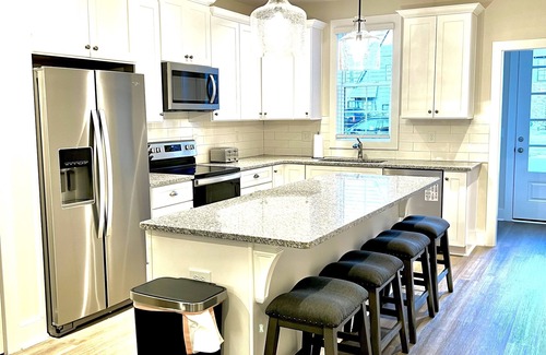 Auburn - Opelika House | SEC House-2025 FB game weekends include 4 endzone tickets 2 night min-sleeps 8