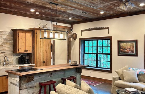 Oxford Cabin | Secluded 2 Bedroom Cabin 12 miles from the Square and Ole Miss Campus