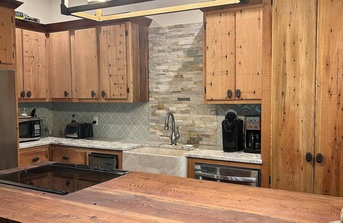 Oxford Cabin | Secluded 2 Bedroom Cabin 12 miles from the Square and Ole Miss Campus